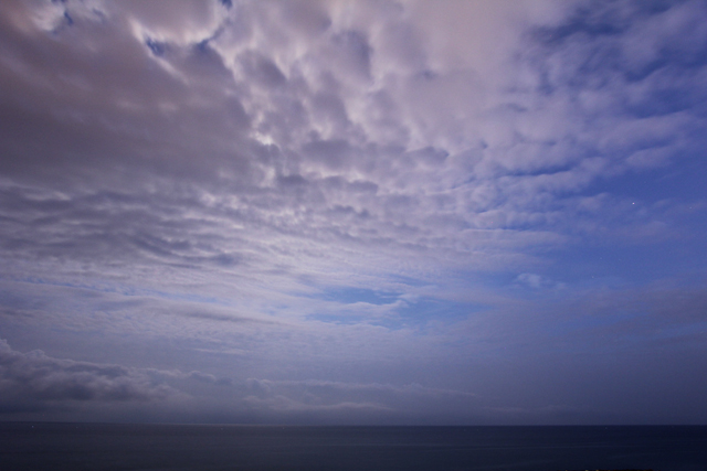Mar Ligure, nuvole, pescherecci e luna – VIDEO